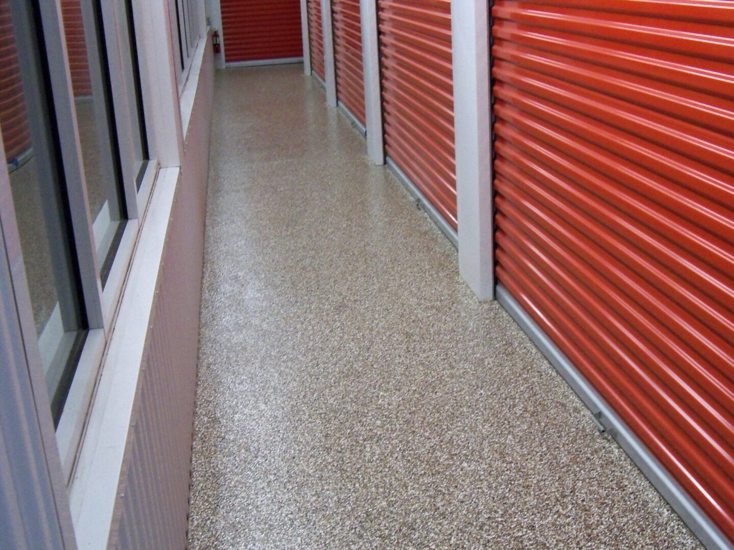 epoxy floor with tan flakes